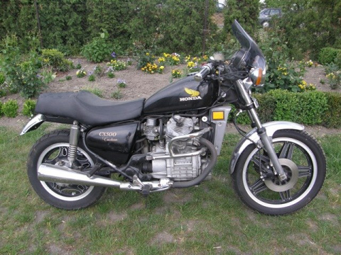 HONDA CX500 PC01 WYPEŁNIENIE NADKOLA TYŁ