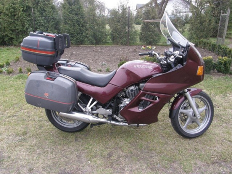 SUZUKI VX800 OSŁONA PODNÓŻKA PRAWA PRZÓD