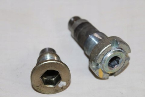 HONDA VT700 SHADOW RC19 ŚRUBY WAHACZA