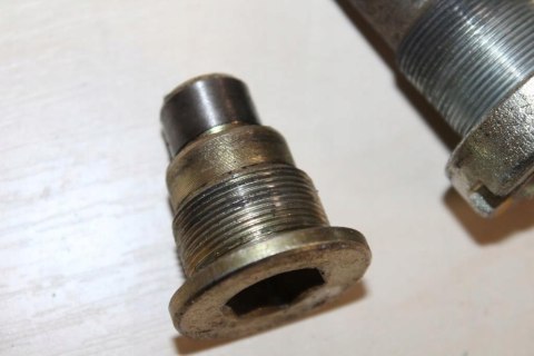 HONDA VT700 SHADOW RC19 ŚRUBY WAHACZA