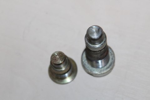 HONDA VT700 SHADOW RC19 ŚRUBY WAHACZA