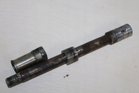 HONDA VT700 SHADOW RC19 OŚKA KOŁA FELGI PRZÓD