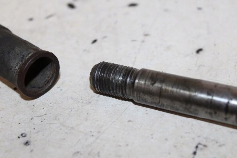 HONDA VT700 SHADOW RC19 OŚKA KOŁA FELGI PRZÓD