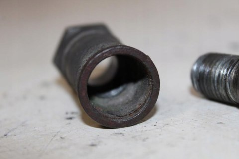 HONDA VT700 SHADOW RC19 OŚKA KOŁA FELGI PRZÓD