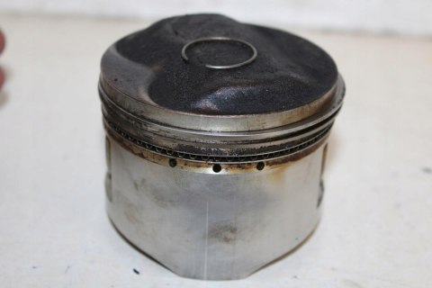 HONDA CX500 SPORT PC06 TŁOK LEWY + PIERŚCIENIE