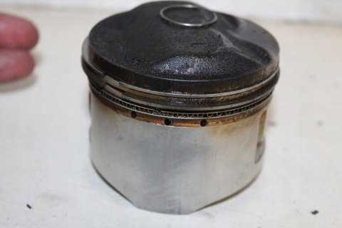 HONDA CX500 SPORT PC06 TŁOK LEWY + PIERŚCIENIE