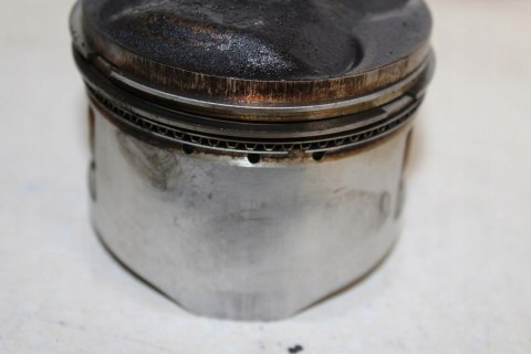 HONDA CX500 SPORT PC06 TŁOK PRAWY + PIERŚCIENIE