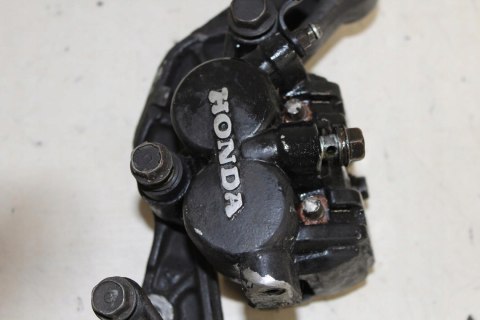 HONDA VF700 MAGNA ZACISK HAMULCOWY PRZÓD LEWY