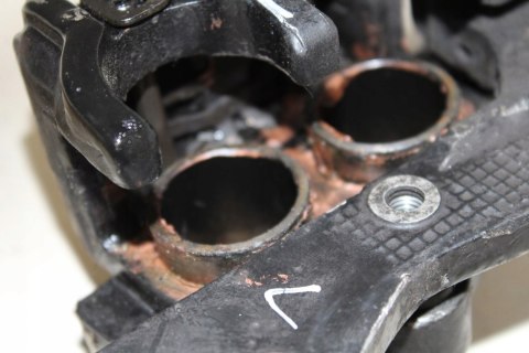 HONDA VF700 MAGNA ZACISK HAMULCOWY PRZÓD LEWY