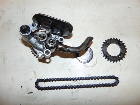 HONDA VT1100 SHADOW SC18 POMPA OLEJU