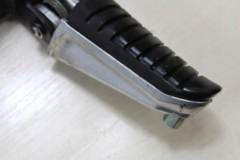 SUZUKI DL650 V-STROM SET PODNÓŻEK PRAWY PRZÓD
