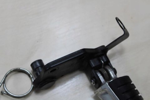 SUZUKI DL650 V-STROM SET PODNÓŻEK PRAWY PRZÓD