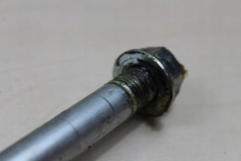 KAWASAKI BN125 ELIMINATOR OŚKA ŚRUBA WAHACZA