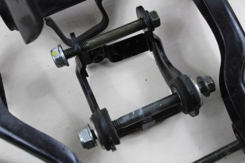 KYMCO 125 QUANNON ŚRUBY UCHWYTY MOCOWANIA SILNIKA