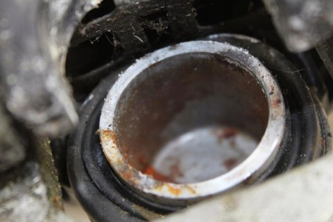 HONDA CB400 N ZACISK HAMULCOWY PRZÓD LEWY + JARZMO