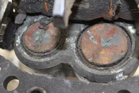 KAWASAKI GPX600 R ZACISK HAMULCOWY LEWY PRZÓD