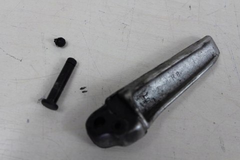 SUZUKI SV650 S K3 PODNÓŻEK PRAWY TYŁ