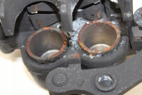 SUZUKI SV650 S K3 ZACISK HAMULCOWY LEWY PRZÓD