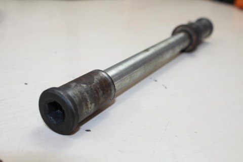 KAWASAKI ZR7 S ZR-7 OŚKA KOŁA FELGI PRZÓD