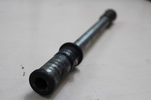 KAWASAKI ZR7 S ZR-7 OŚKA KOŁA FELGI PRZÓD