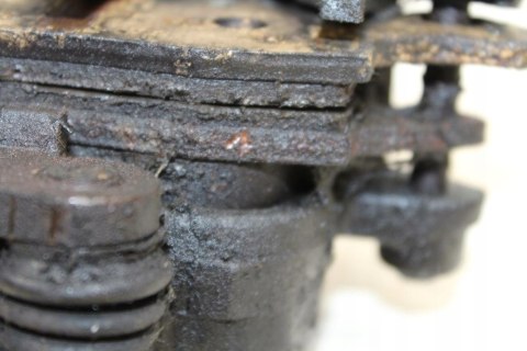 KAWASAKI ZR7 S ZR-7 ZACISK HAMULCOWY PRZÓD PRAWY