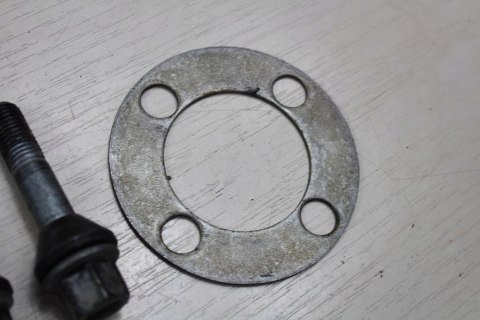 BMW R1100 RS ŚRUBY FELGI TYŁ SZPILKI DYSTANS