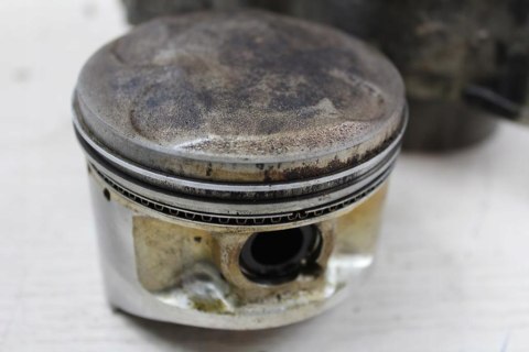 YAMAHA XZ550 CYLINDER PRZÓD PRZEDNI TŁOK