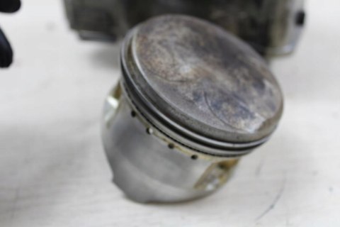 YAMAHA XZ550 CYLINDER PRZÓD PRZEDNI TŁOK