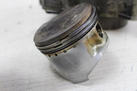 YAMAHA XZ550 CYLINDER PRZÓD PRZEDNI TŁOK