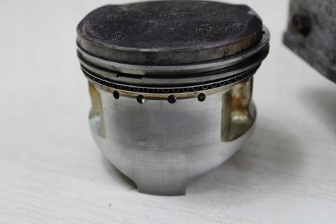 YAMAHA XZ550 CYLINDER TYŁ TYLNY TŁOK