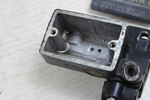 YAMAHA XZ550 POMPA HAMULCOWA PRZÓD PRAWA KORPUS