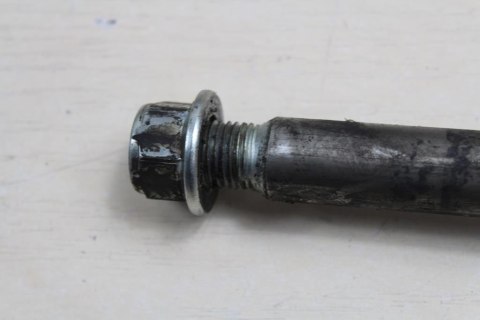 SUZUKI VX800 OŚ KOŁA FELGI OŚKA TYŁ 17MM 315MM