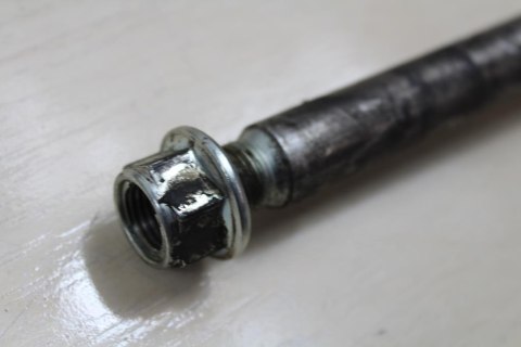 SUZUKI VX800 OŚ KOŁA FELGI OŚKA TYŁ 17MM 315MM