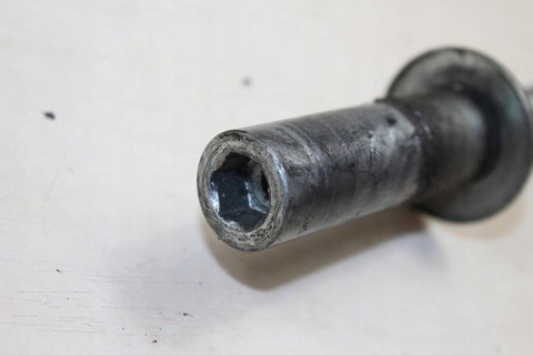 SUZUKI VX800 OŚ KOŁA PRZÓD FELGI OŚKA 15MM 235MM