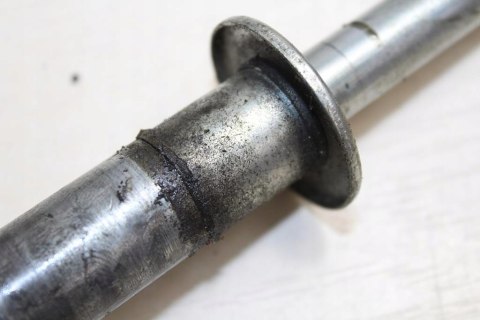 SUZUKI VX800 OŚ KOŁA PRZÓD FELGI OŚKA 15MM 235MM