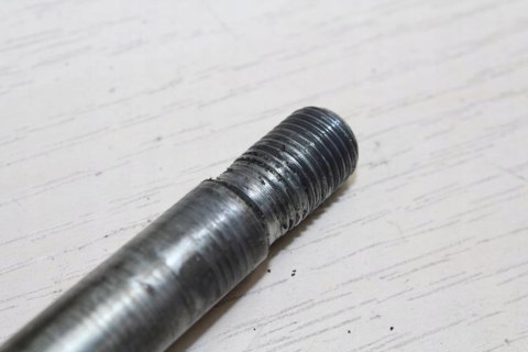 SUZUKI VX800 OŚ KOŁA PRZÓD FELGI OŚKA 15MM 235MM