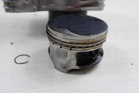 SUZUKI VS750 CYLINDER + TŁOK TYŁ TYLNY