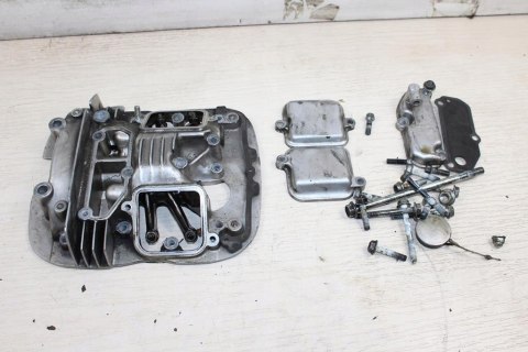 SUZUKI VS750 POKRYWA DEKIEL GŁOWICY TYŁ + KONIKI