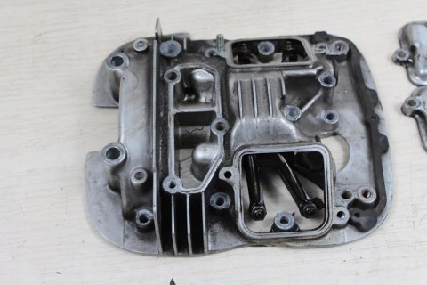 SUZUKI VS750 POKRYWA DEKIEL GŁOWICY TYŁ + KONIKI