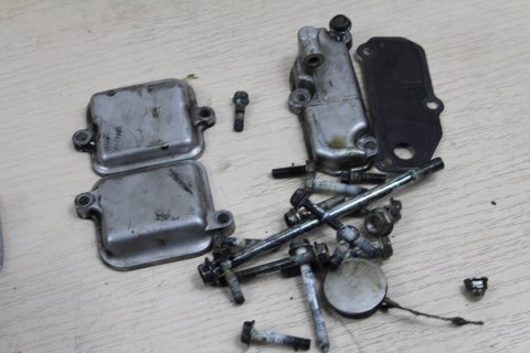 SUZUKI VS750 POKRYWA DEKIEL GŁOWICY TYŁ + KONIKI