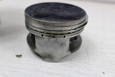 SUZUKI VS750 CYLINDER + TŁOK TYŁ TYLNY