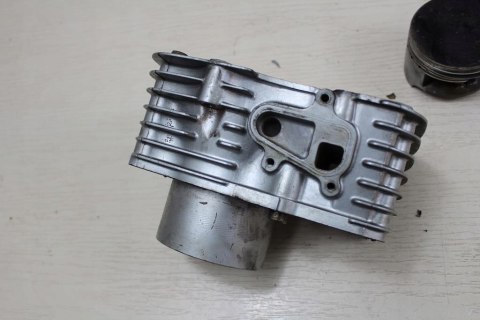 SUZUKI VS750 CYLINDER + TŁOK TYŁ TYLNY