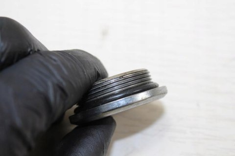 SUZUKI VS750 KOREK POKRYWY DEKLA LEWEGO