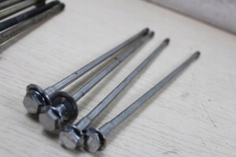 SUZUKI VS750 SZPILKI ŚRUBY GŁOWICY PRZÓD TYŁ