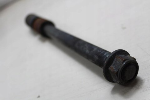 HONDA CM450 PC051 OŚ OŚKA KOŁA TYŁ FELGI 17MM