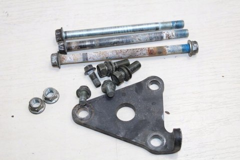 SUZUKI VZ800 MARUDER ŚRUBY + UCHWYT ŁAPA SILNIKA