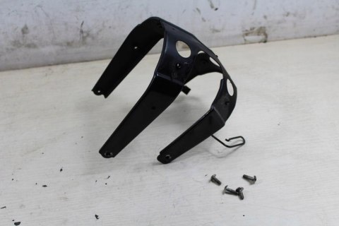 SUZUKI VZ800 MARUDER STELAŻ UCHWYT BŁOTNIKA PRZÓD