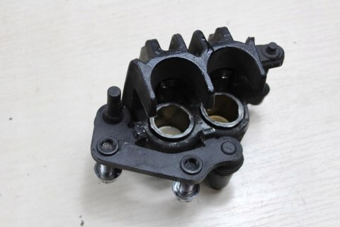 SUZUKI VZ800 MARUDER ZACISK HAMULCOWY PRZÓD PRAWY