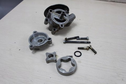HONDA VT700 SHADOW RC19 POMPA OLEJU + SMOK