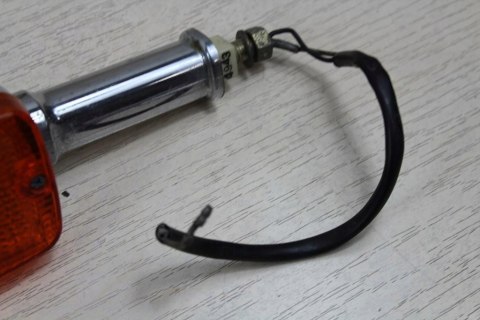 SUZUKI GS550L KIERUNKOWSKAZ LEWY PRZÓD